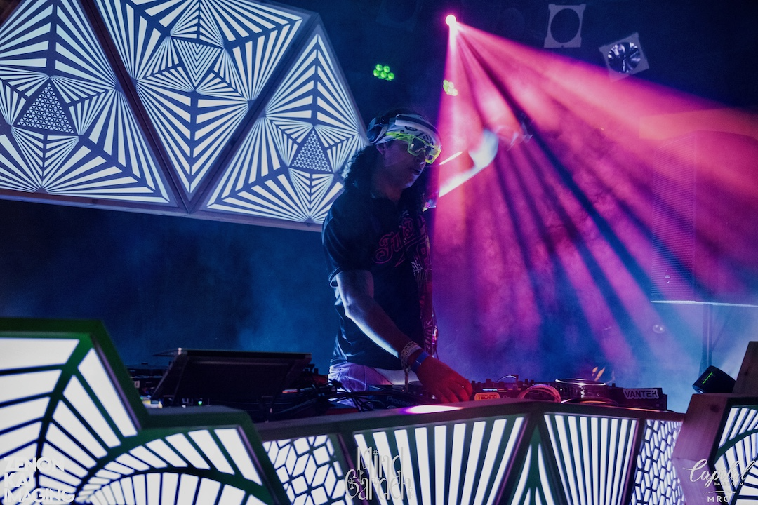 FunDipz performing live